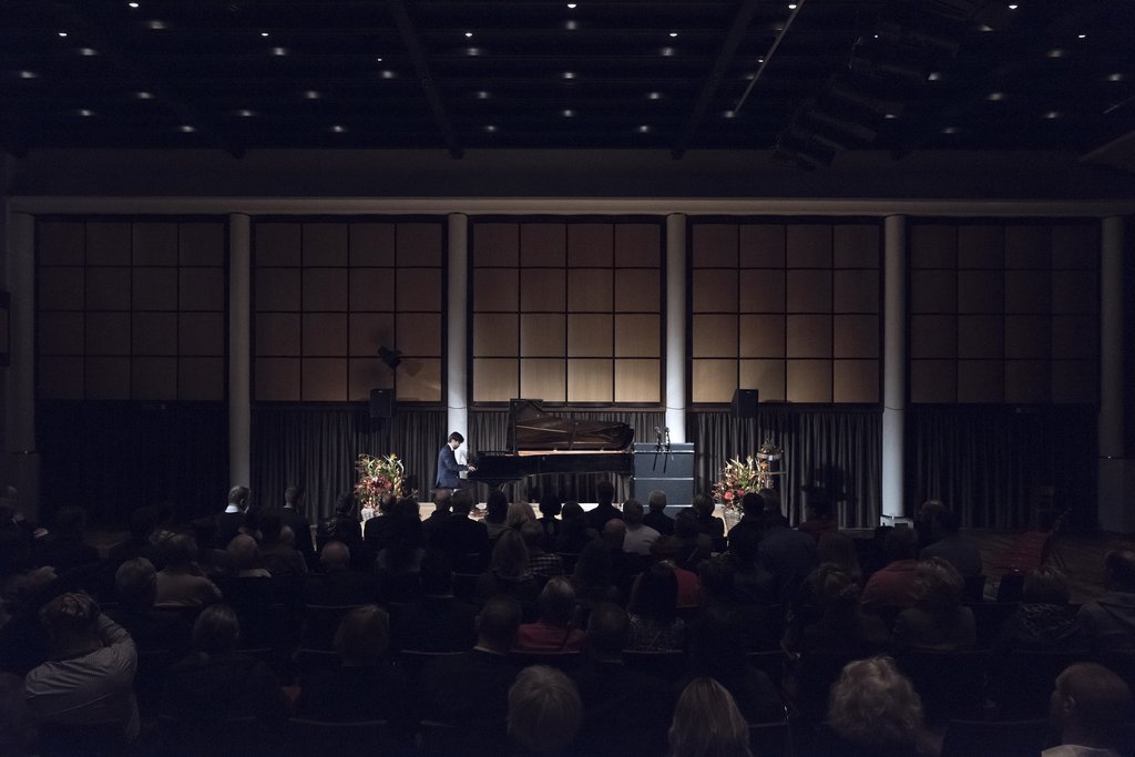Verleihung Anerkennungspreis 2022, Blick auf die Bühne mit Pianist Richard Octaviano Kogima